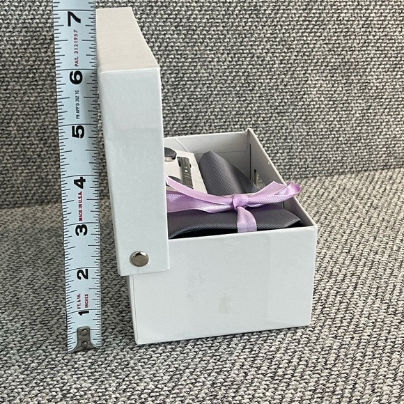 Gray Tie Set with Elegant Accessories - Picture 5 of 16